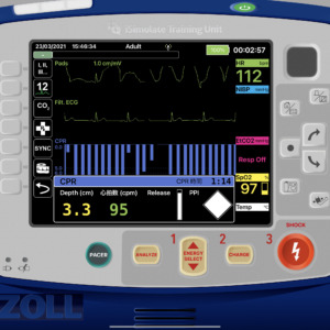 胸骨圧迫の深度と速さがモニター上で確認できます。