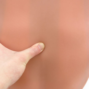 皮膚と皮下脂肪組織を通して棘突起を触感できます