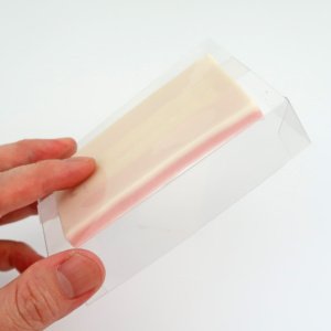 裏面の粘着性を利用して固定します